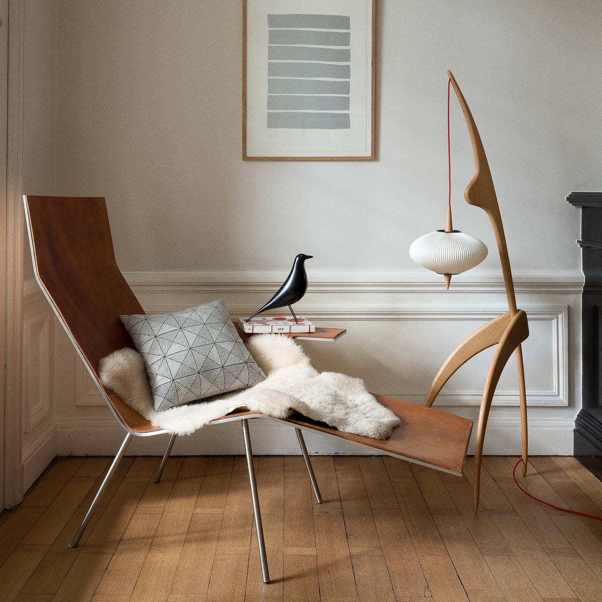 La Mante Religieuse: a biomorphic silhouette born in the 1950s, reissued today without betraying its spirit.